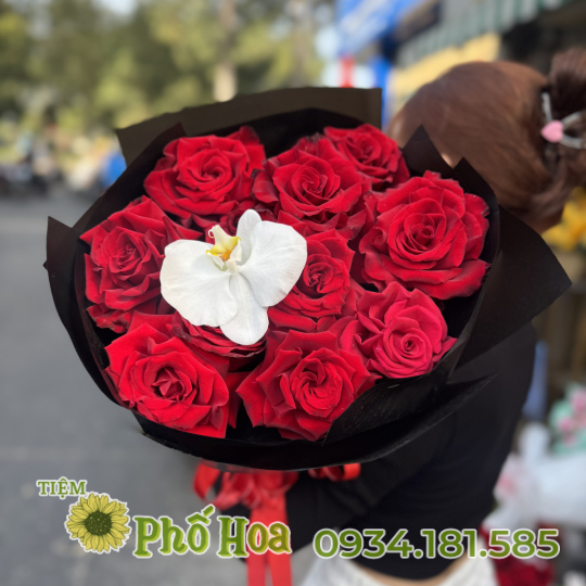 Hoa bó tròn tông đỏ mix hồ điệp