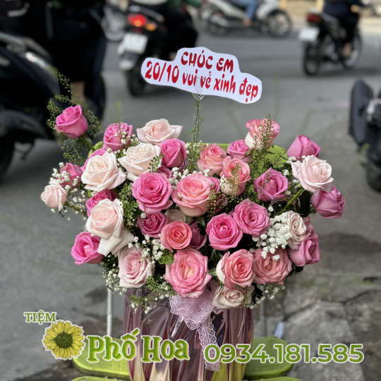 Giỏ hoa tông hồng