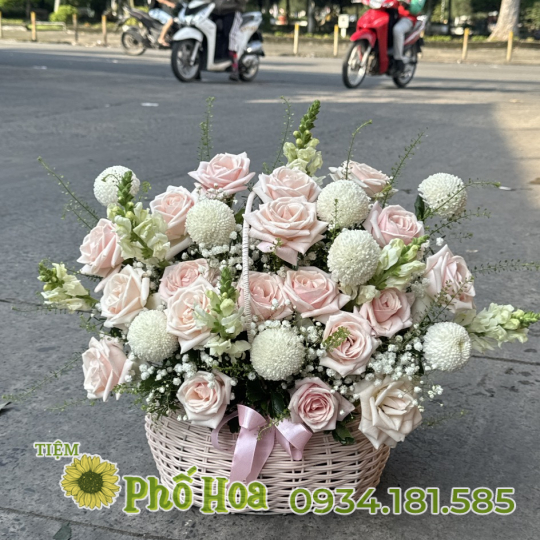 Giỏ hồng kem mix binh bông