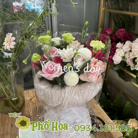 Bó tròn đứng tông hồng mix nhiều loại hoa