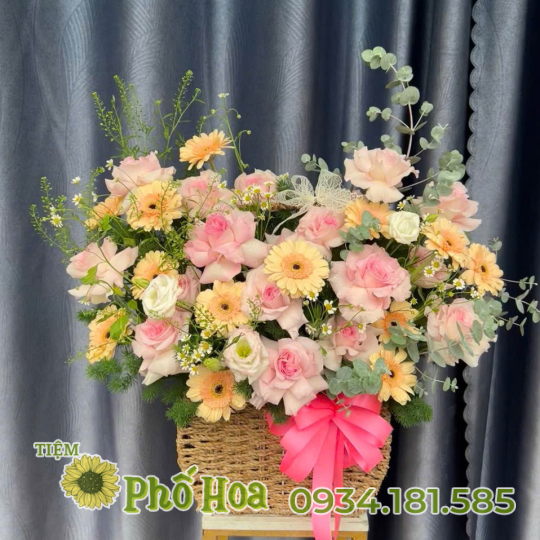 Giỏ hồng sen mix nhiều loại hoa