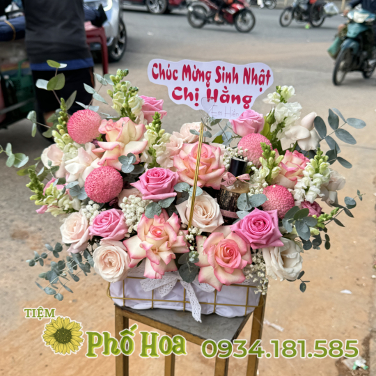 Giỏ hồng sen mix nhiều loại hoa