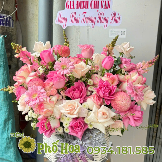 Giỏ hồng sen mix nhiều loại hoa
