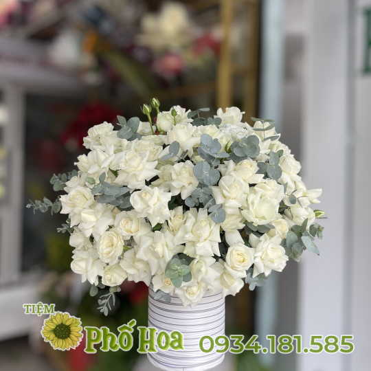 giỏ hoa hồng tông trắng