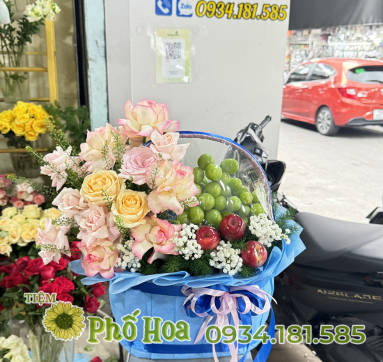 Giỏ trái cây mix hoa tươi